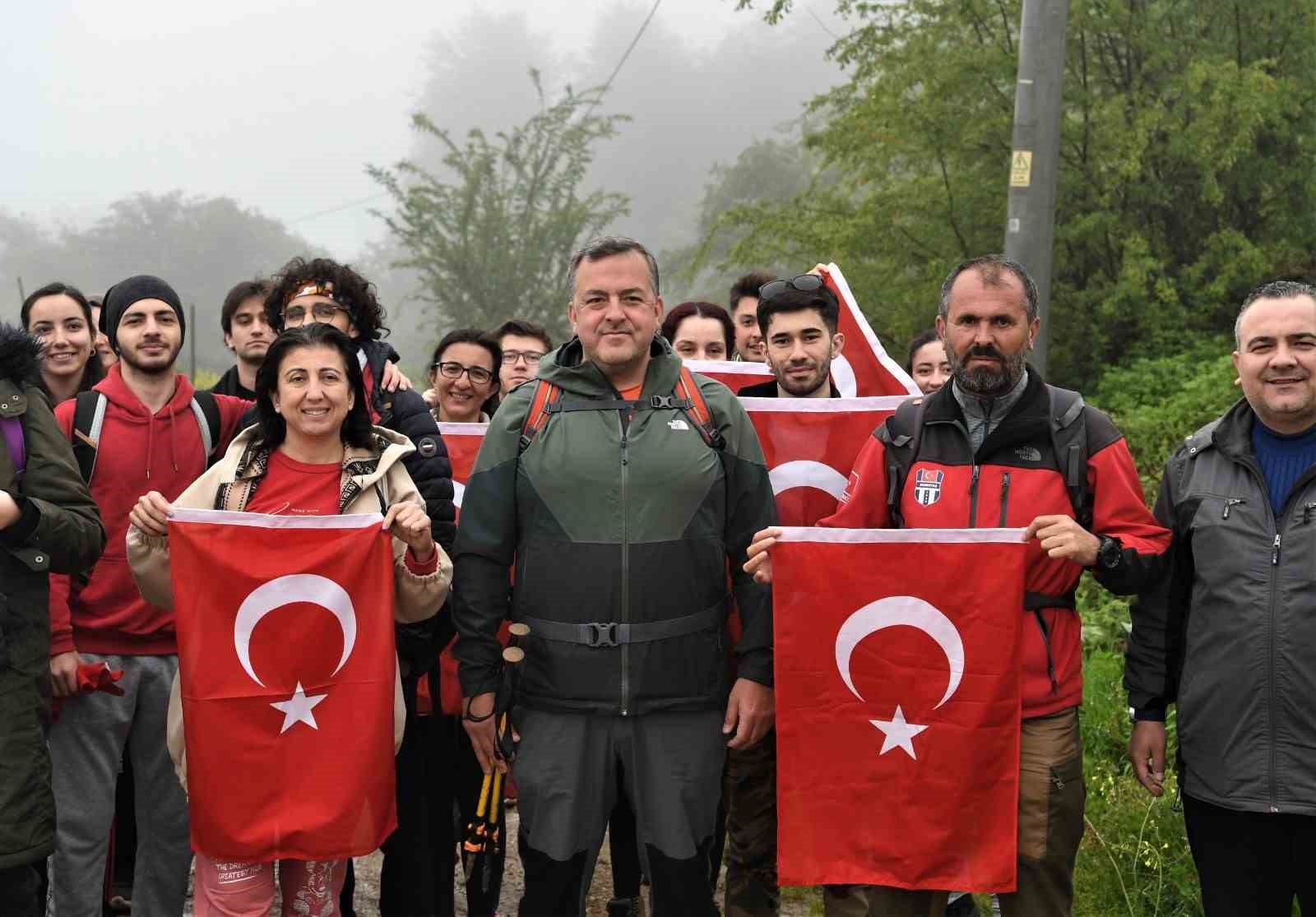 19 Mayıs’ı Uludağ’da yürüyüş yaparak kutladılar