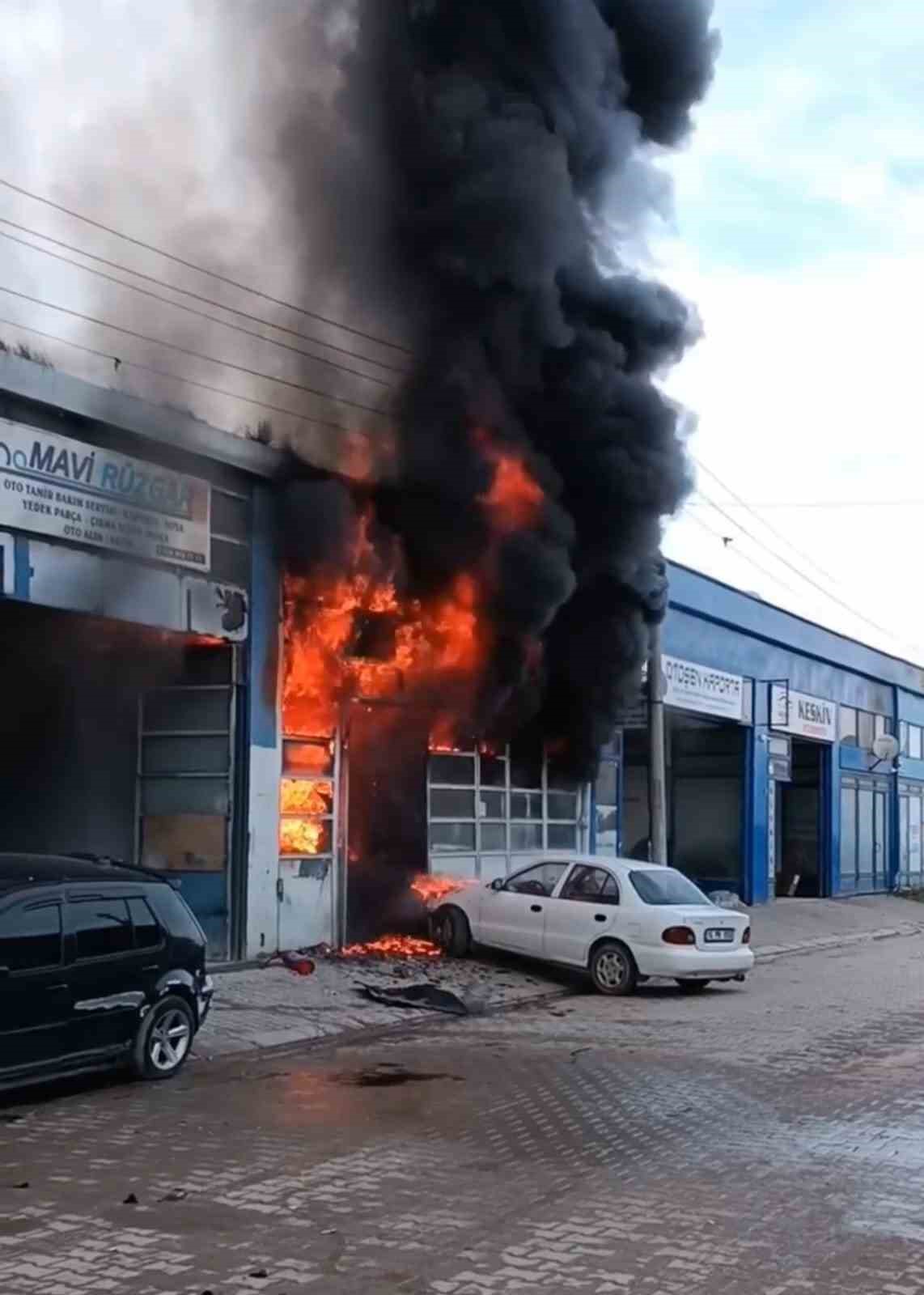 Bursa’da Metal Sanayi’deki yangında 4 iş yeri ve 3 araç hasar gördü