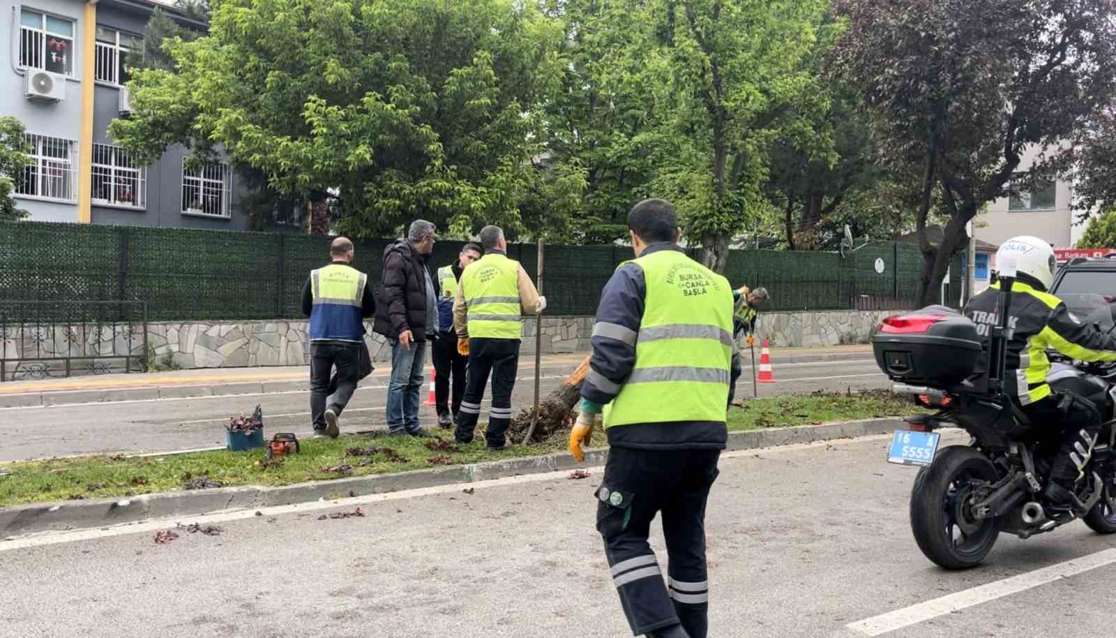 Okul yolunda faciadan böyle dönüldü...Bayan sürücü ve 2 çocuğu yaralandı