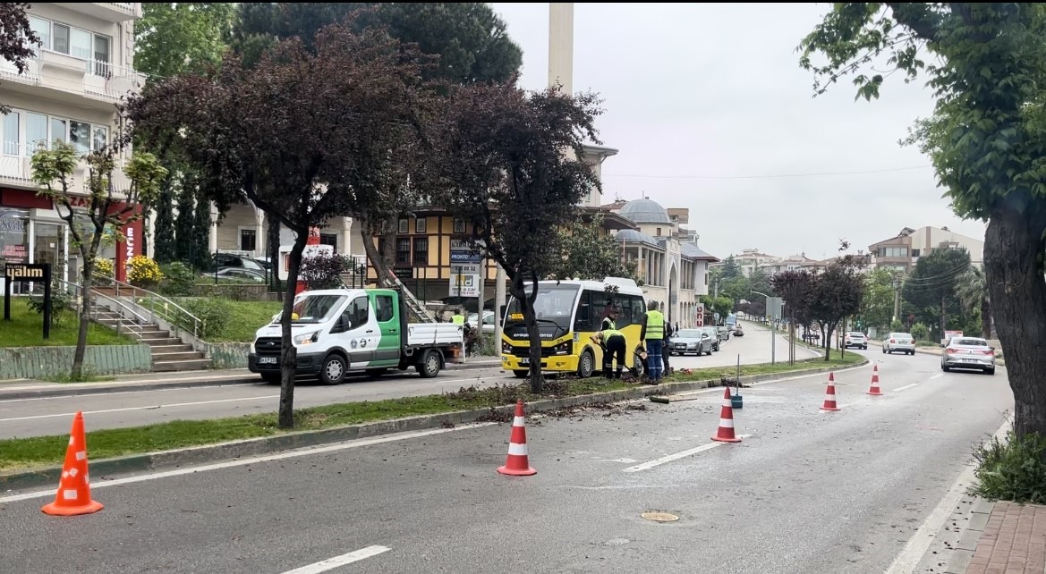 Okul yolunda faciadan böyle dönüldü...Bayan sürücü ve 2 çocuğu yaralandı