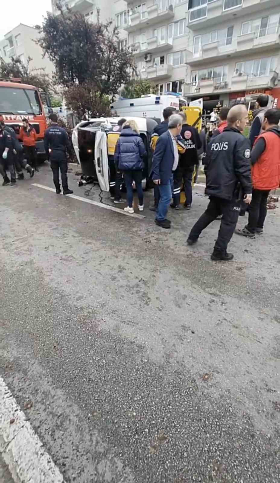 Okul yolunda faciadan böyle dönüldü...Bayan sürücü ve 2 çocuğu yaralandı