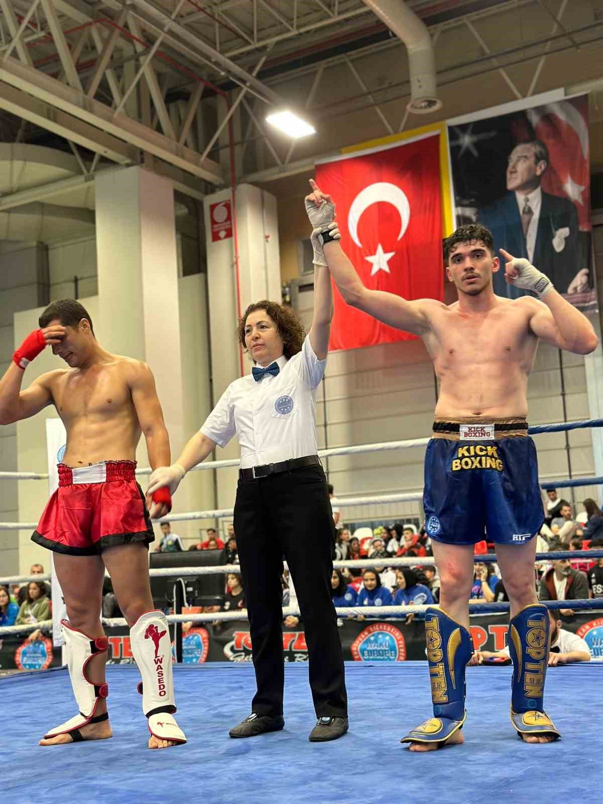 Kick Boks turnuvasında Yıldırım rüzgarı