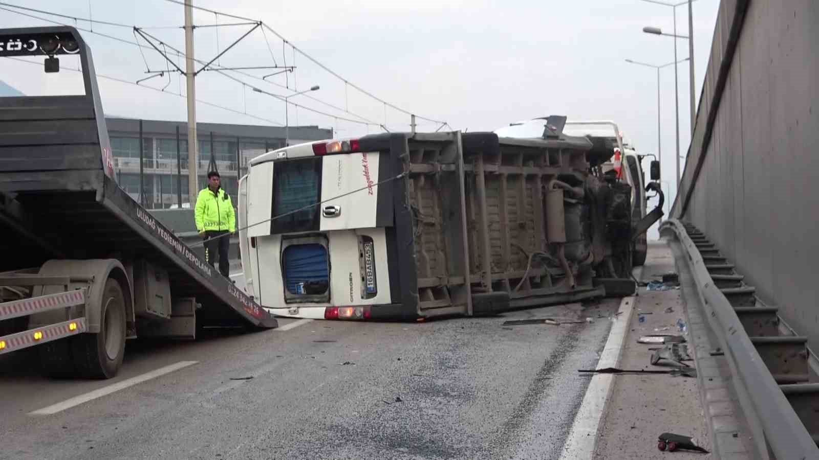 Bursa’da kontrolden çıkan ticari minibüs devrildi: 1 yaralı