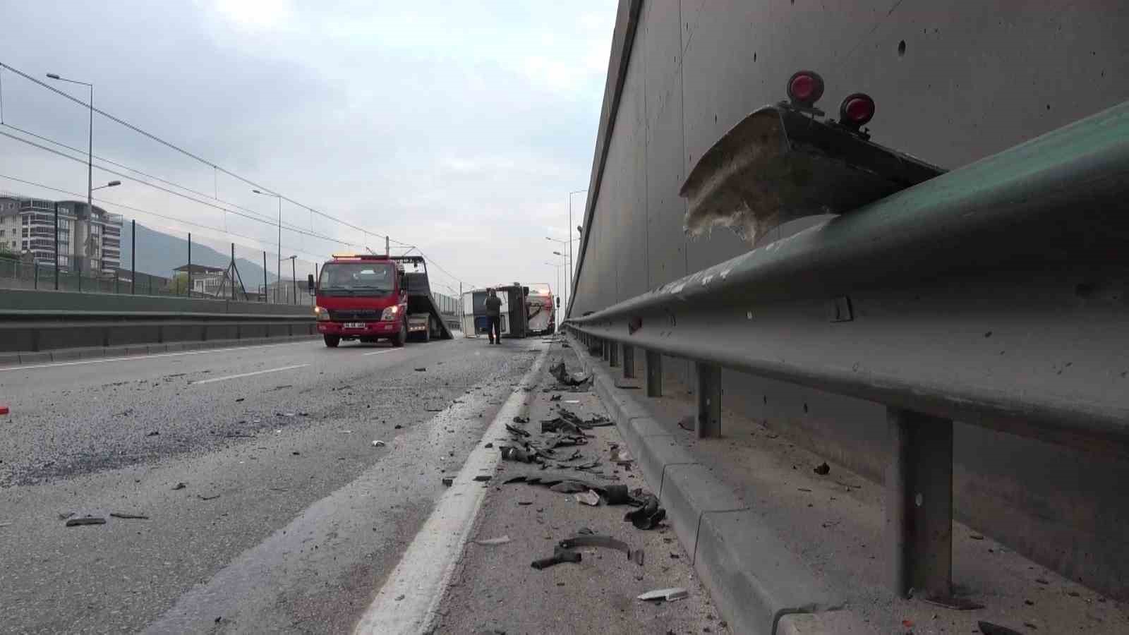 Bursa’da kontrolden çıkan ticari minibüs devrildi: 1 yaralı