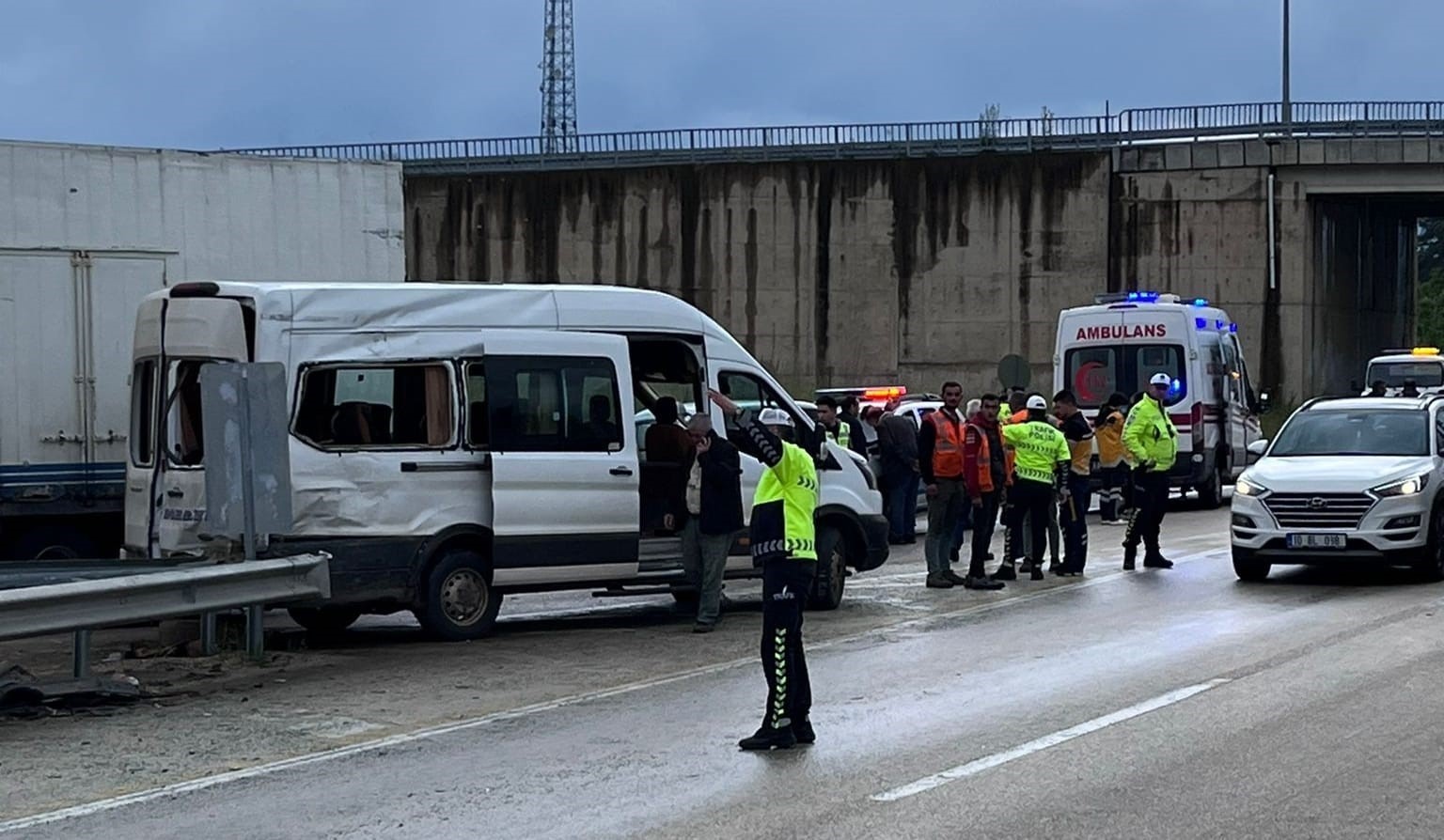 Kamyon işçi servisine çarptı: 7 yaralı