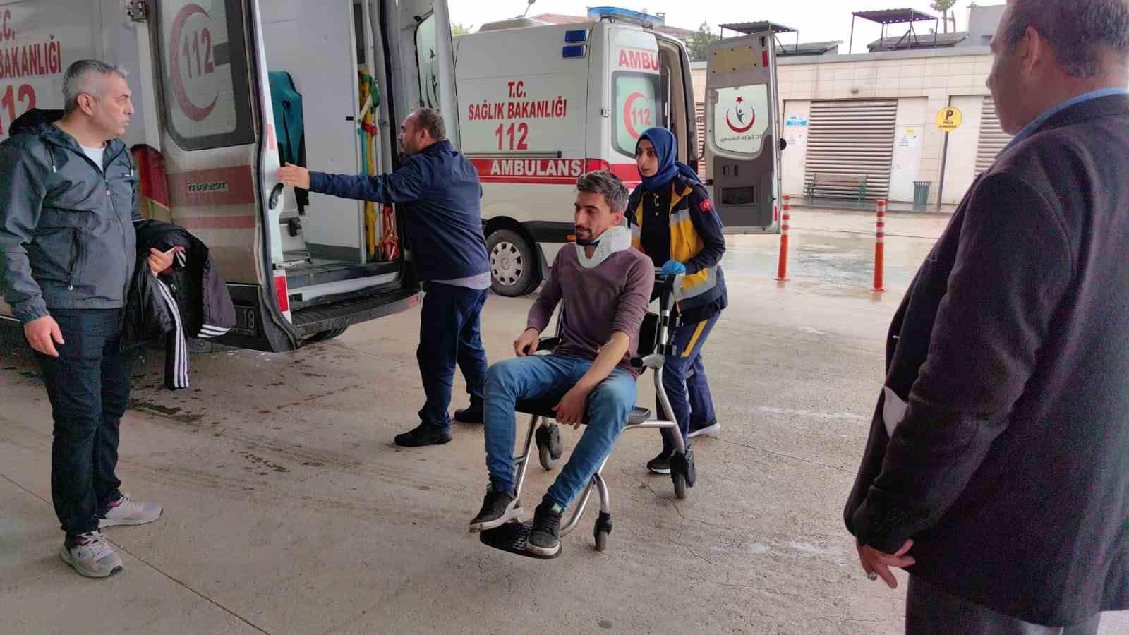 Kamyon işçi servisine çarptı: 7 yaralı