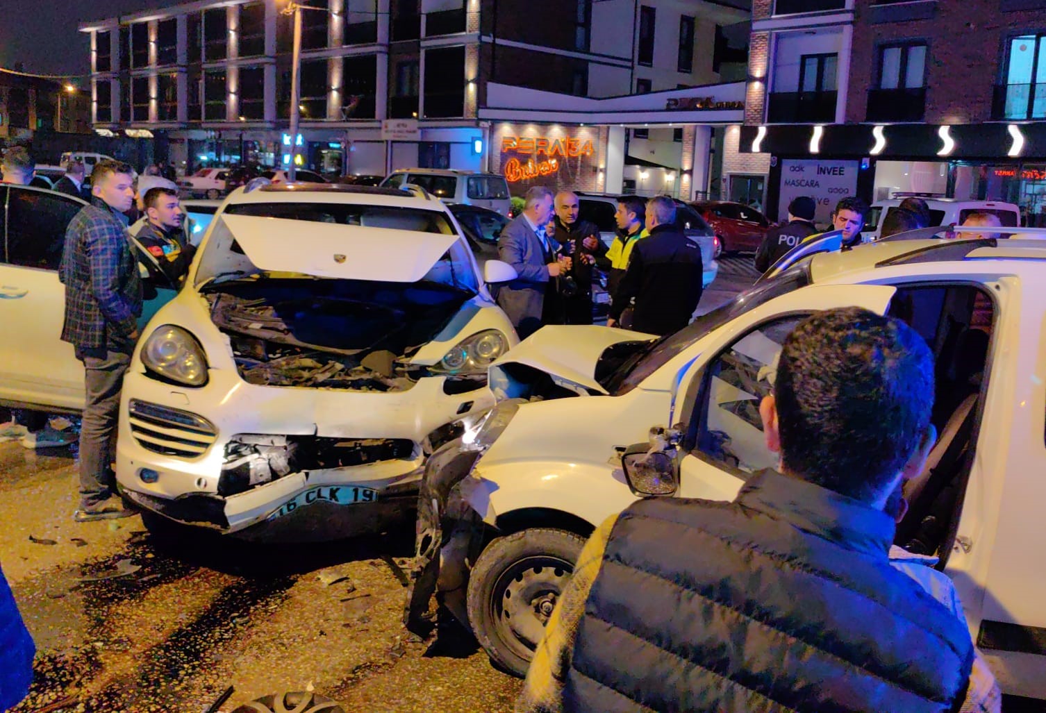 Bursa’da iki aracın kafa kafaya çarpıştığı feci kaza kamerada: 2 yaralı