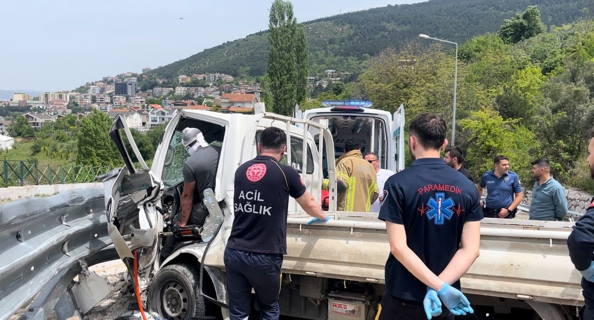 Virajı alamayan kamyonet bariyerlere çarptı, sıkışan sürücüyü itfaiye ekipleri böyle çıkardı