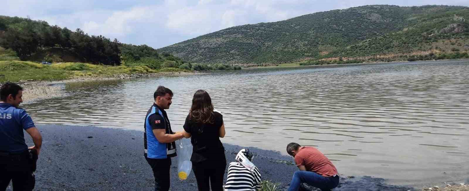 Barajdaki su yüzeyinin siyah renge bürünmesi vatandaşları tedirgin etti