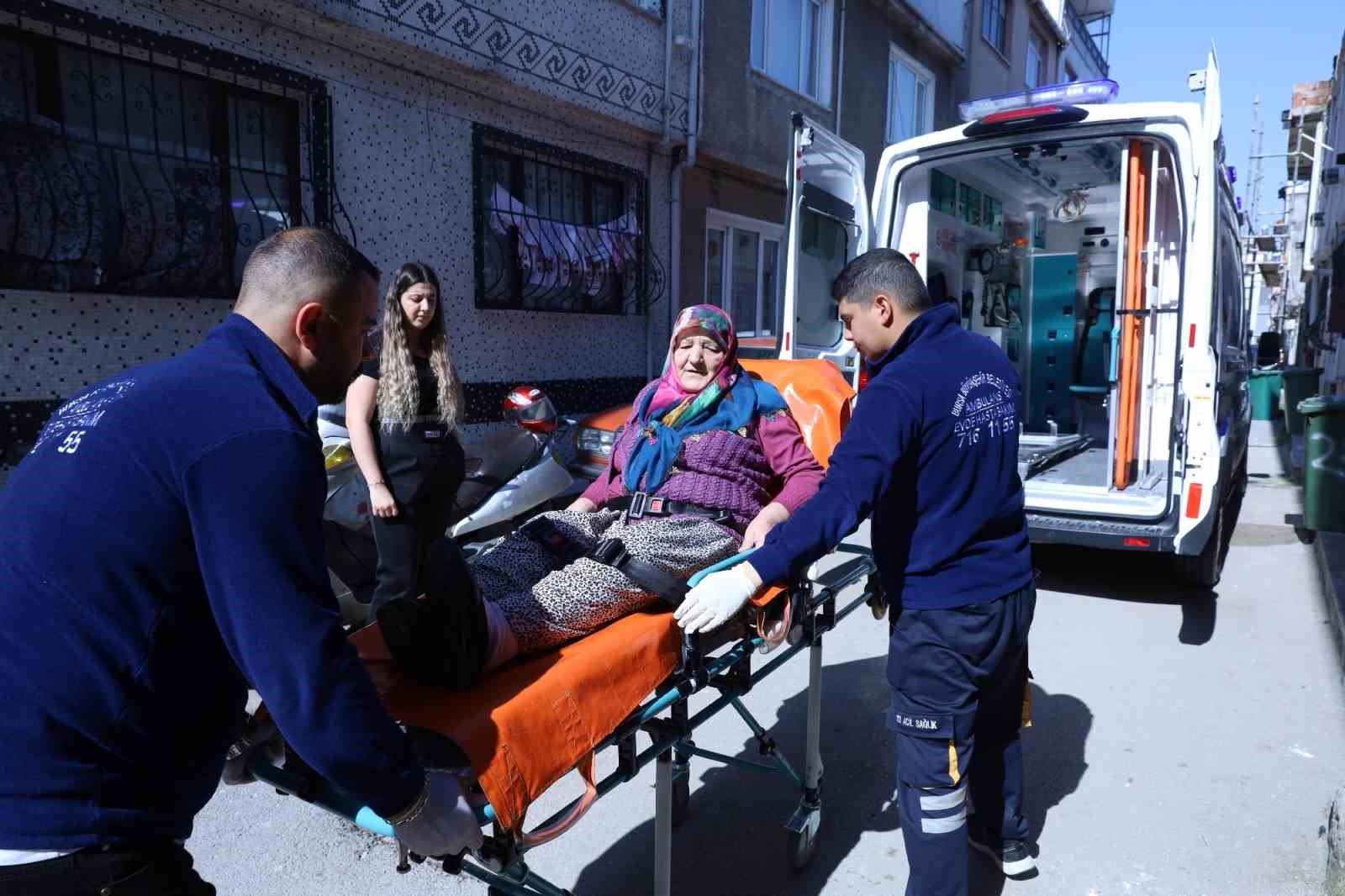 Bursa’da ambulansla okula, sedye ile sandığa