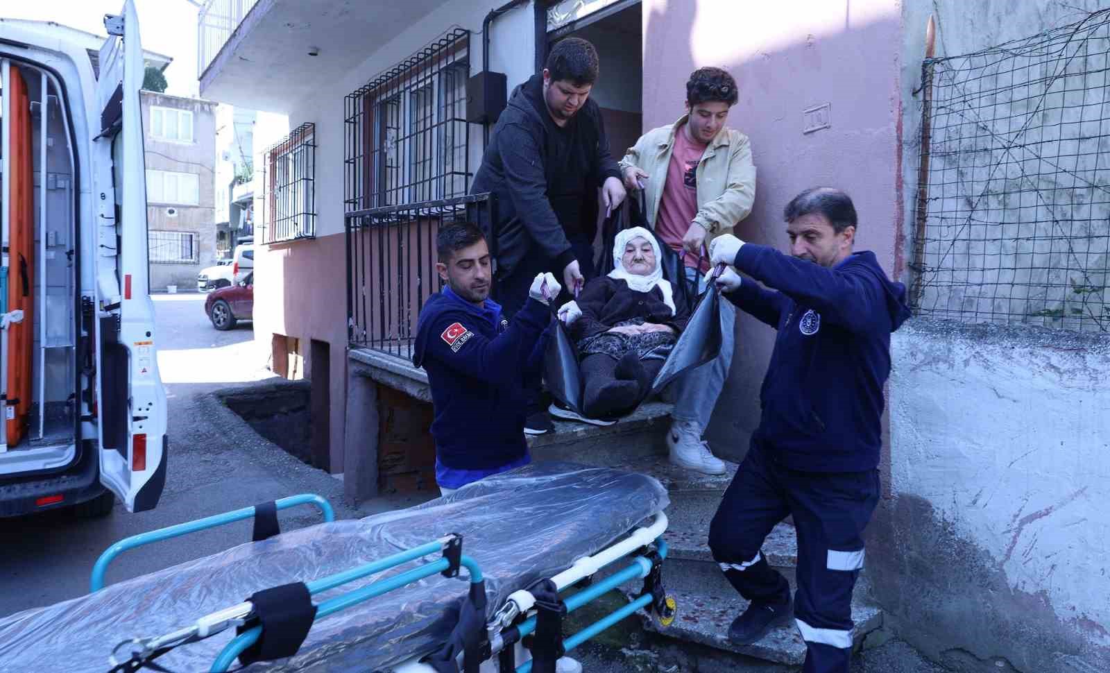 Bursa’da ambulansla okula, sedye ile sandığa