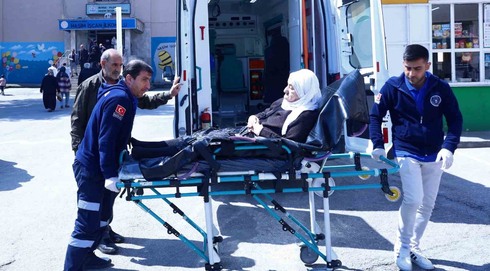 Bursa’da ambulansla okula, sedye ile sandığa