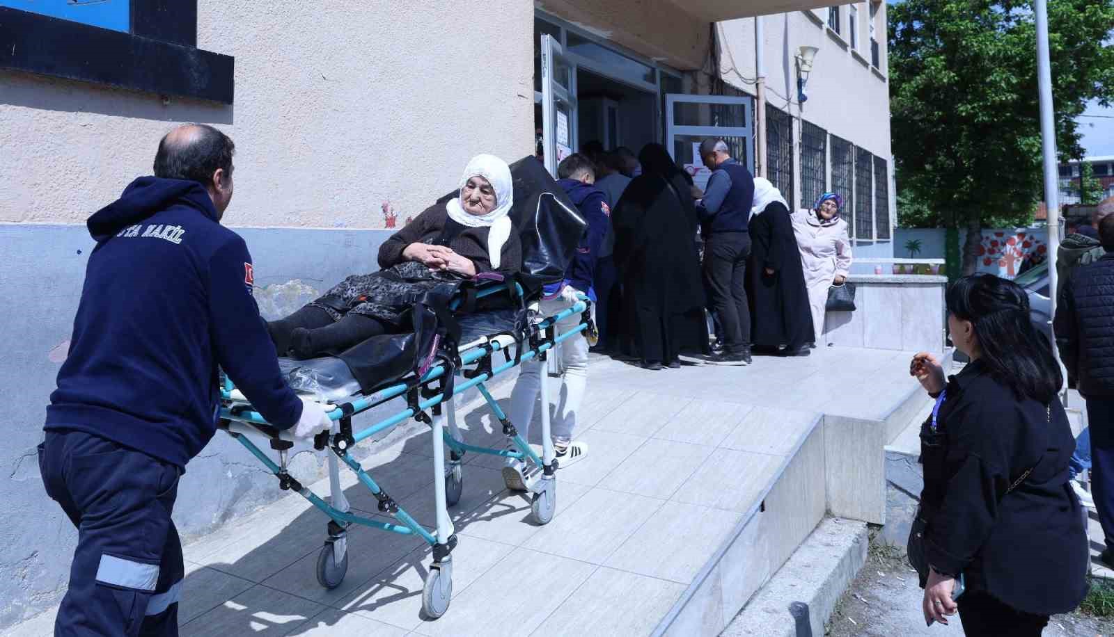 Bursa’da ambulansla okula, sedye ile sandığa