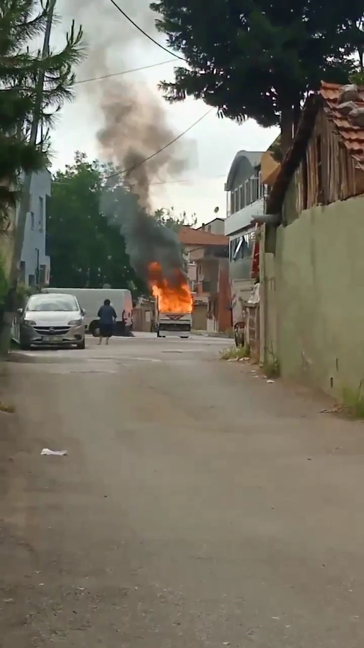 Çocukların maytap oyunu pahalıya mâl oldu, torpil attıkları kamyonet alev alev yandı