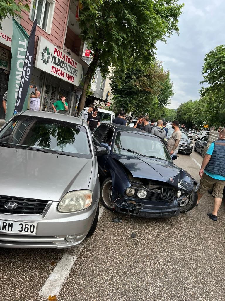 Alkollü sürücü park halindeki 3 araca böyle çarptı