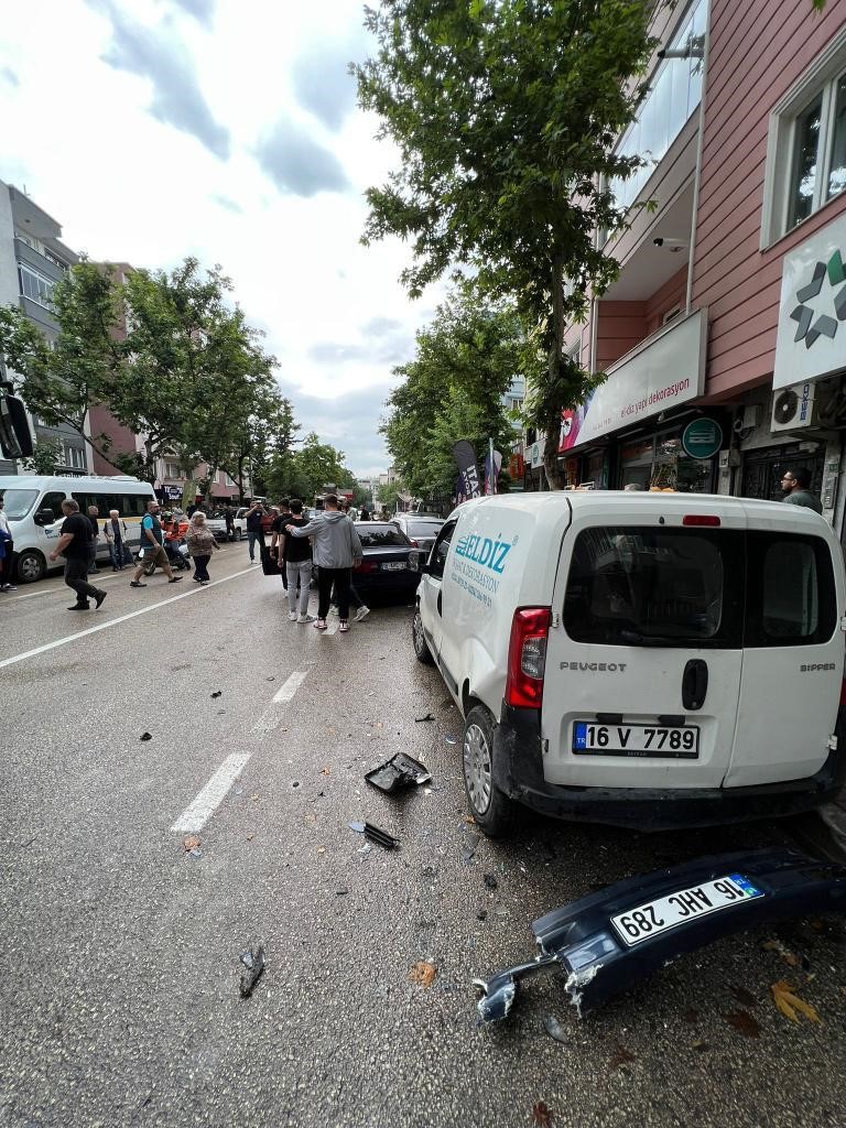 Alkollü sürücü park halindeki 3 araca böyle çarptı