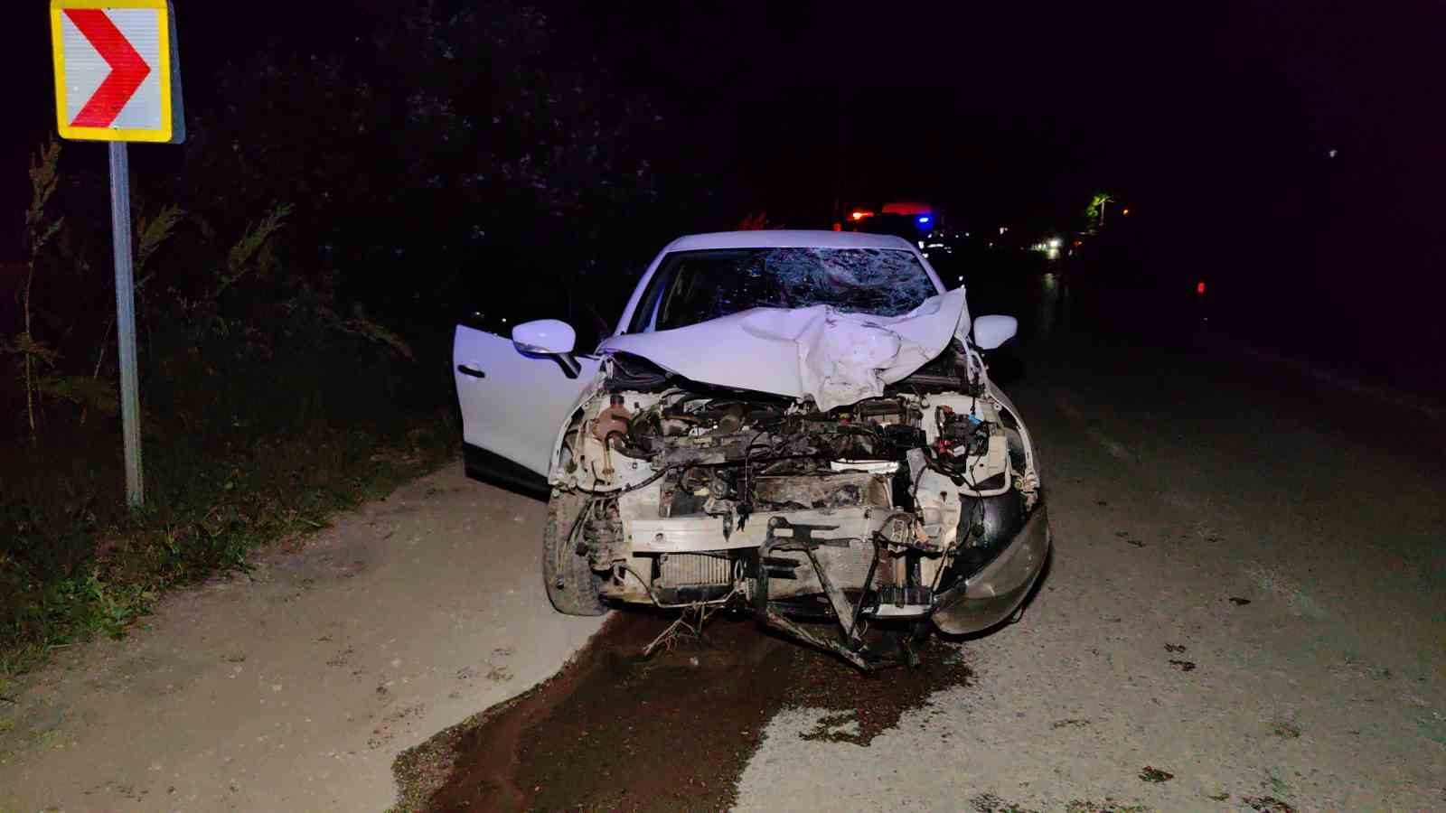 Otomobille çarpışan motosikletin sürücüsü öldü, yakınları otomobil sürücüsünü linç etmek istedi