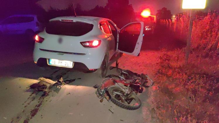 Otomobille çarpışan motosikletin sürücüsü öldü, yakınları otomobil sürücüsünü linç etmek istedi