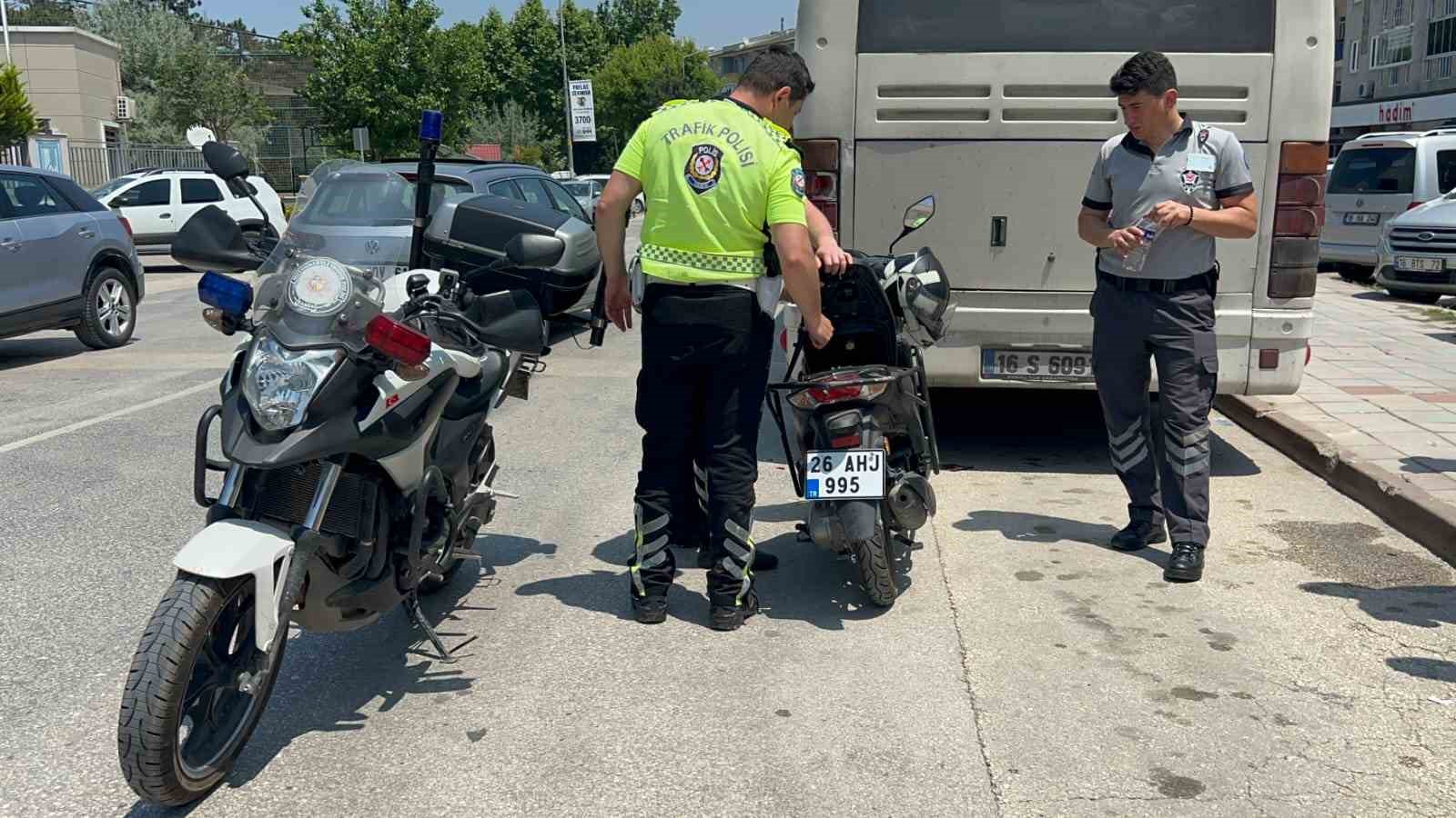 Çalınan motosikletini teslim aldı, park halindeki otobüse çarptı