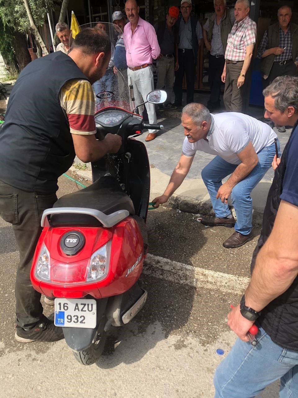 (Özel) Motosikletin içinden 1 metrelik yılan çıktı