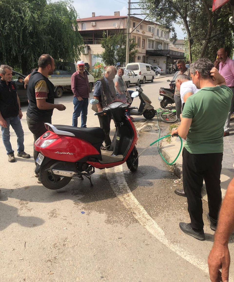 (Özel) Motosikletin içinden 1 metrelik yılan çıktı