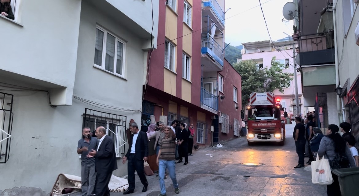 Bursa’da 2 katlı evin çatı katı alev alev yandı