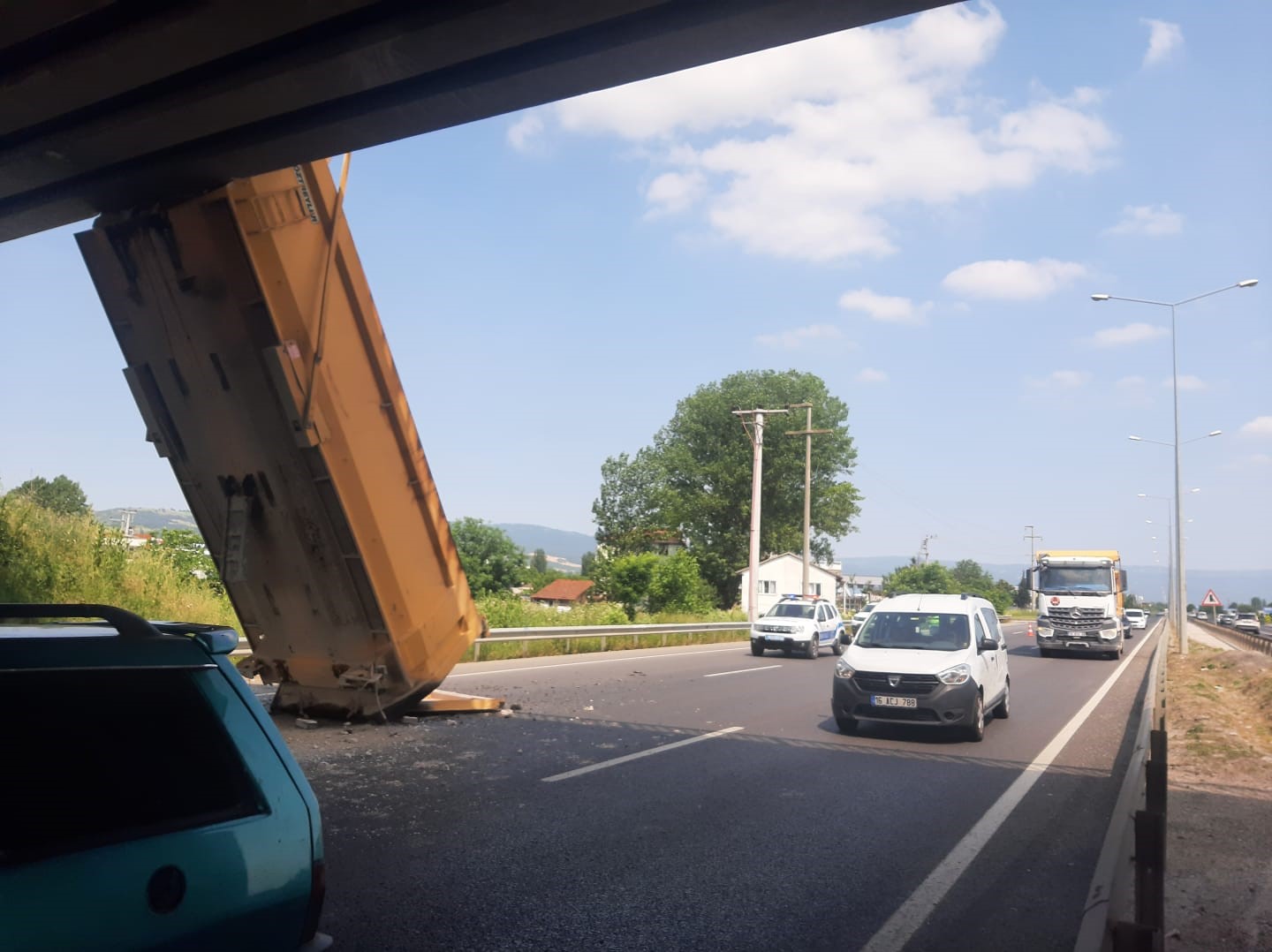 Damperi açık kalan kamyon üst geçide takıldı, karşı şeride geçip şarampole uçtu