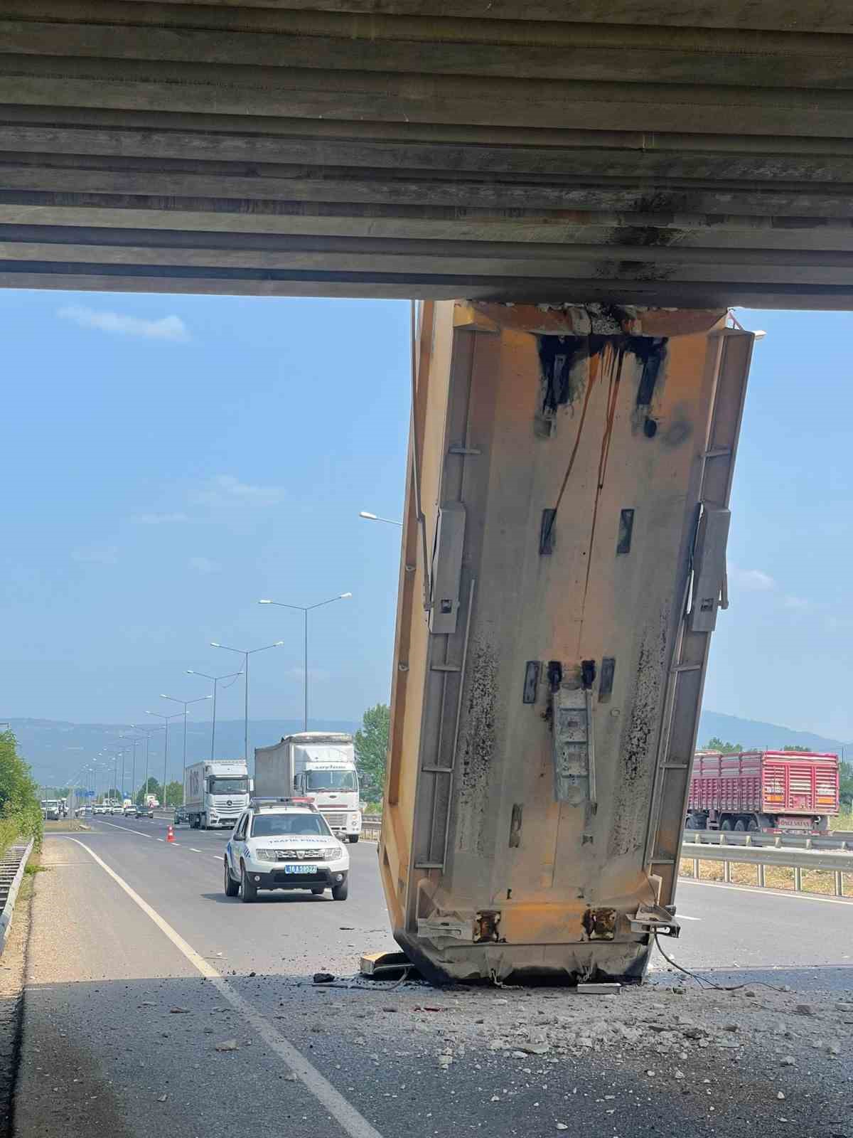 Damperi açık kalan kamyon üst geçide takıldı, karşı şeride geçip şarampole uçtu