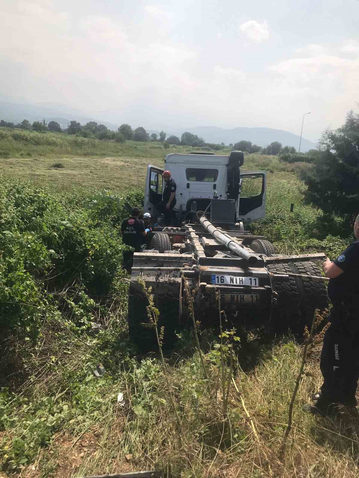 Damperi açık kalan kamyon üst geçide takıldı, karşı şeride geçip şarampole uçtu