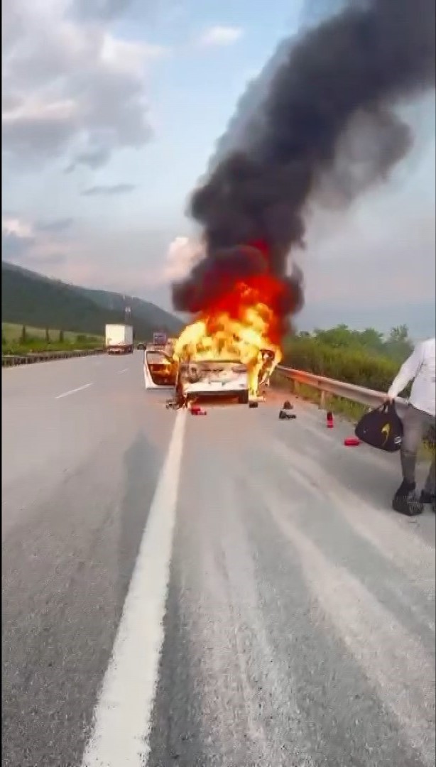 Bursa’da seyir halindeki tır ve otomobil alev topuna döndü