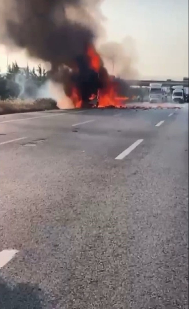 Bursa’da seyir halindeki tır ve otomobil alev topuna döndü