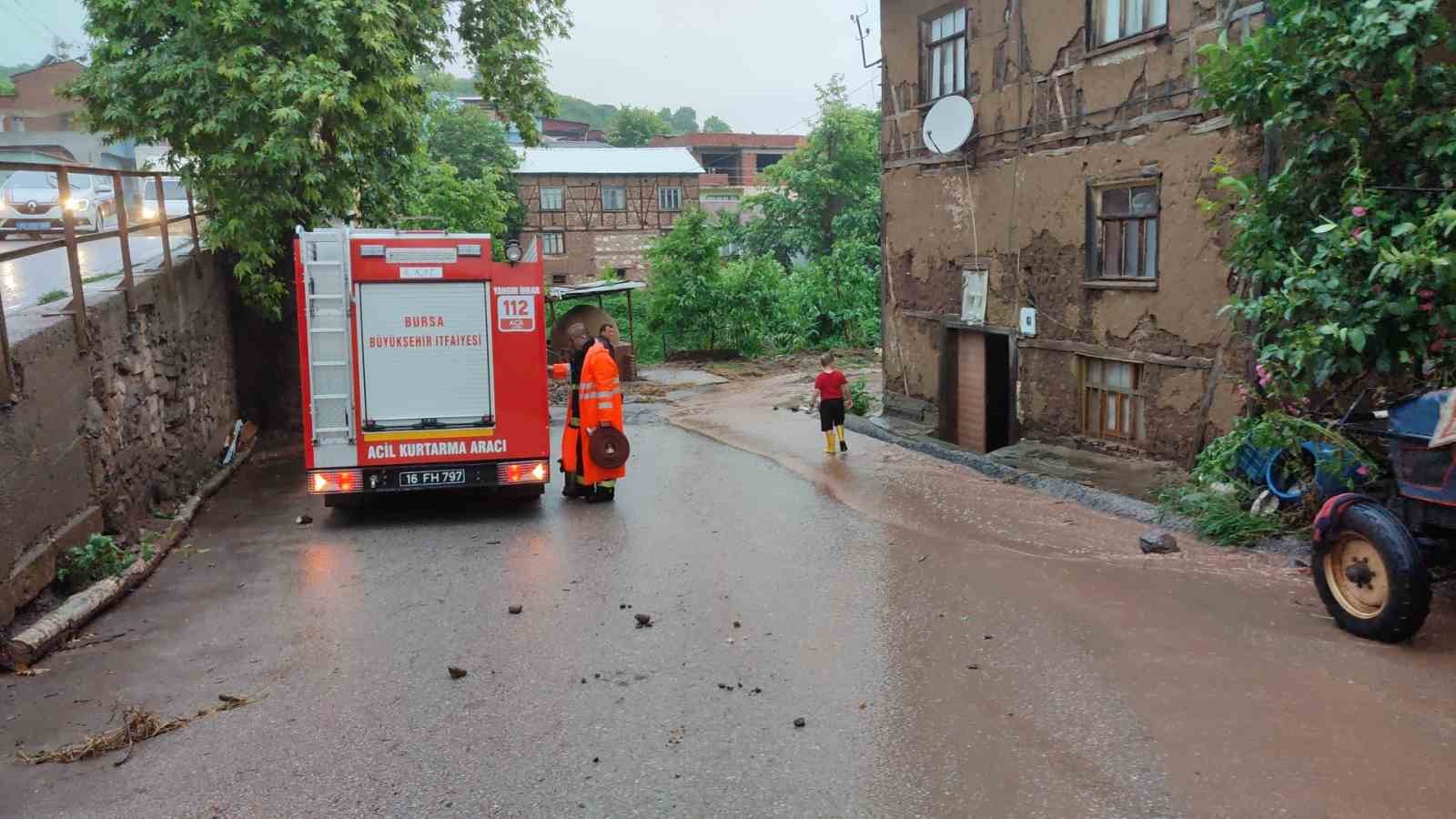 Orhangazi sele teslim oldu, yollar kapandı, evleri su batı