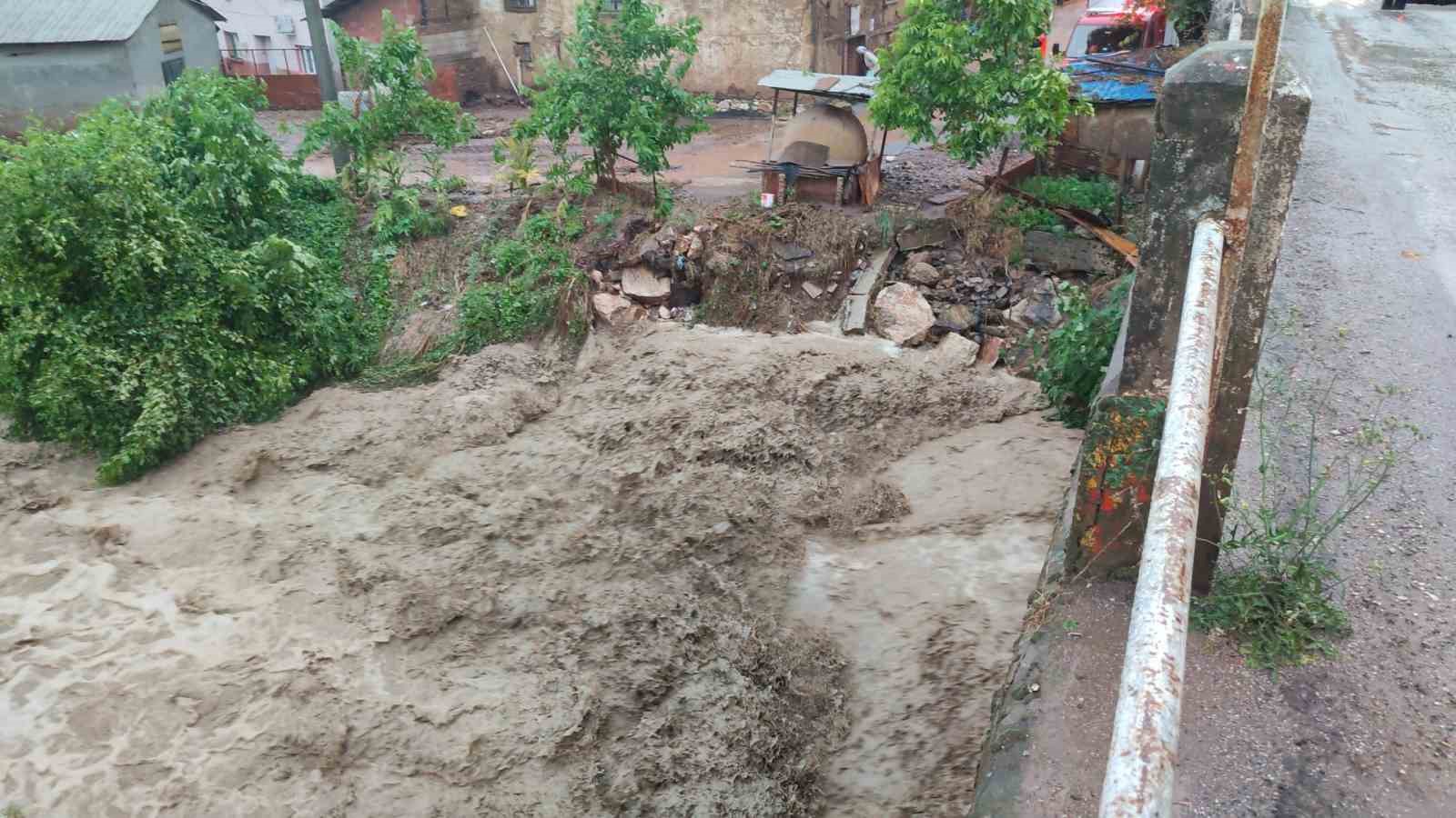 Orhangazi sele teslim oldu, yollar kapandı, evleri su batı