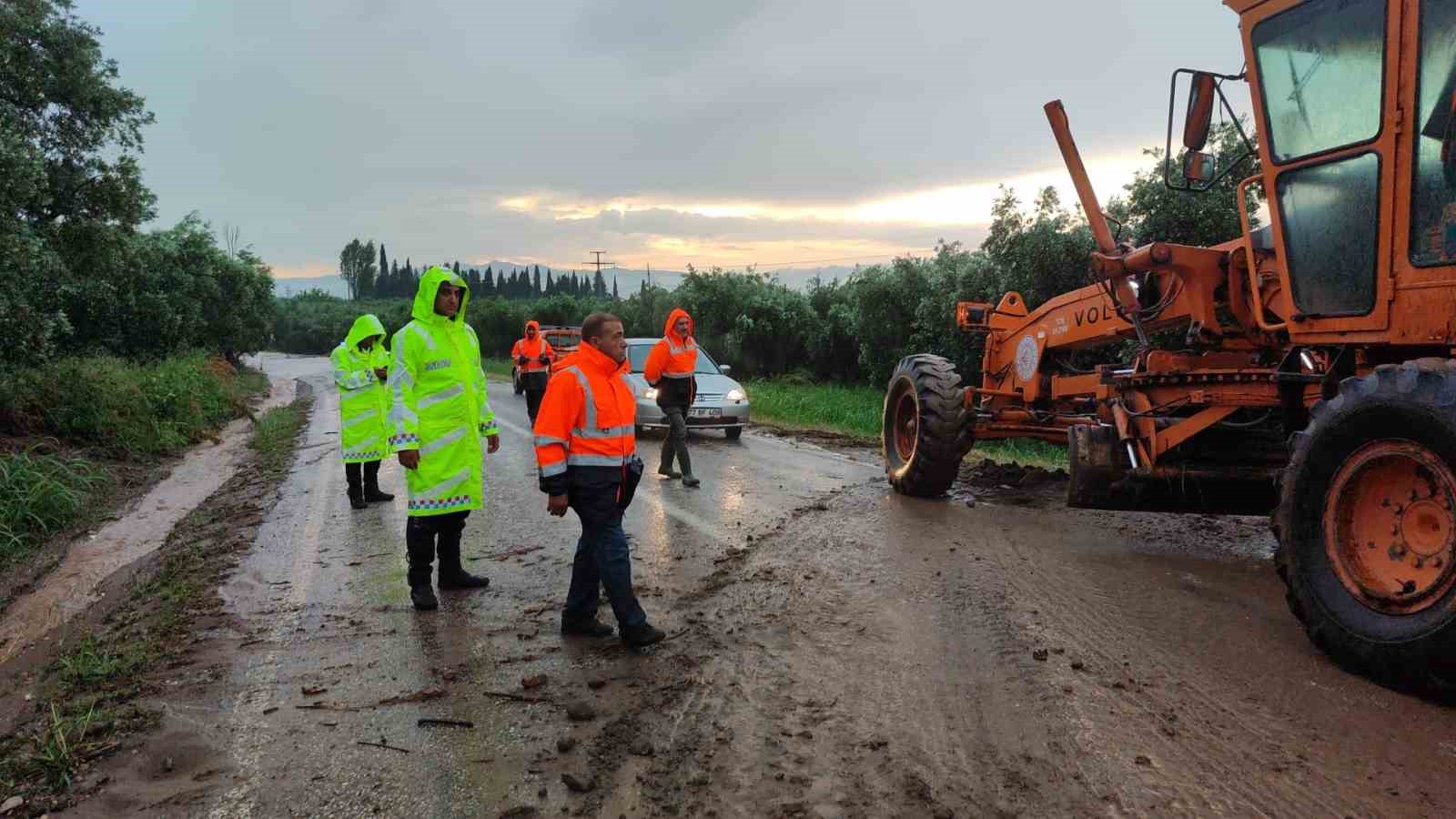 Orhangazi sele teslim oldu, yollar kapandı, evleri su batı