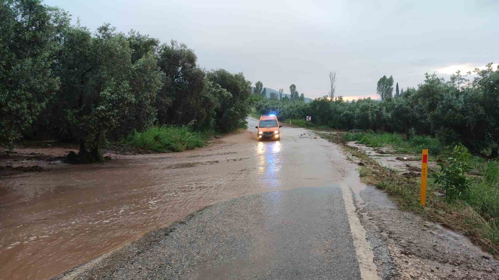 Orhangazi sele teslim oldu, yollar kapandı, evleri su batı