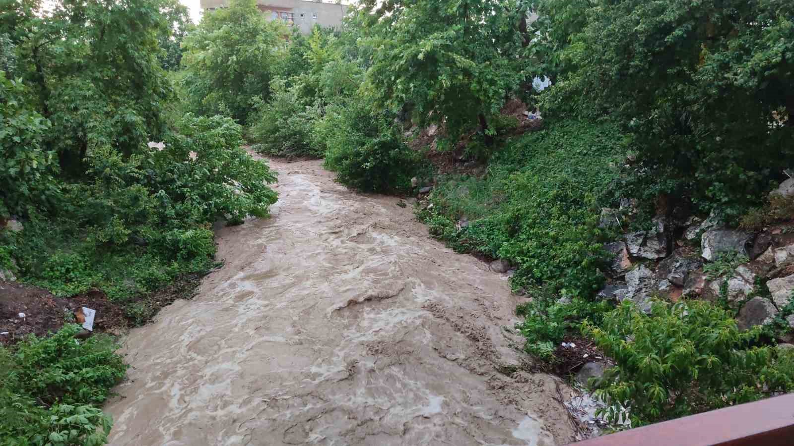 Orhangazi sele teslim oldu, yollar kapandı, evleri su batı