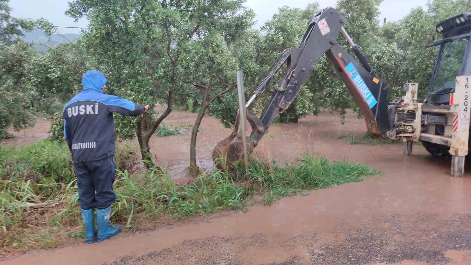 Orhangazi sele teslim oldu, yollar kapandı, evleri su batı