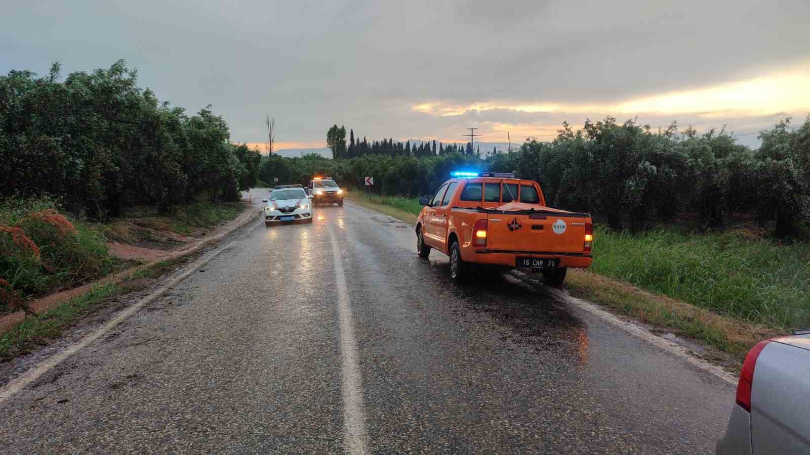 Orhangazi sele teslim oldu, yollar kapandı, evleri su batı