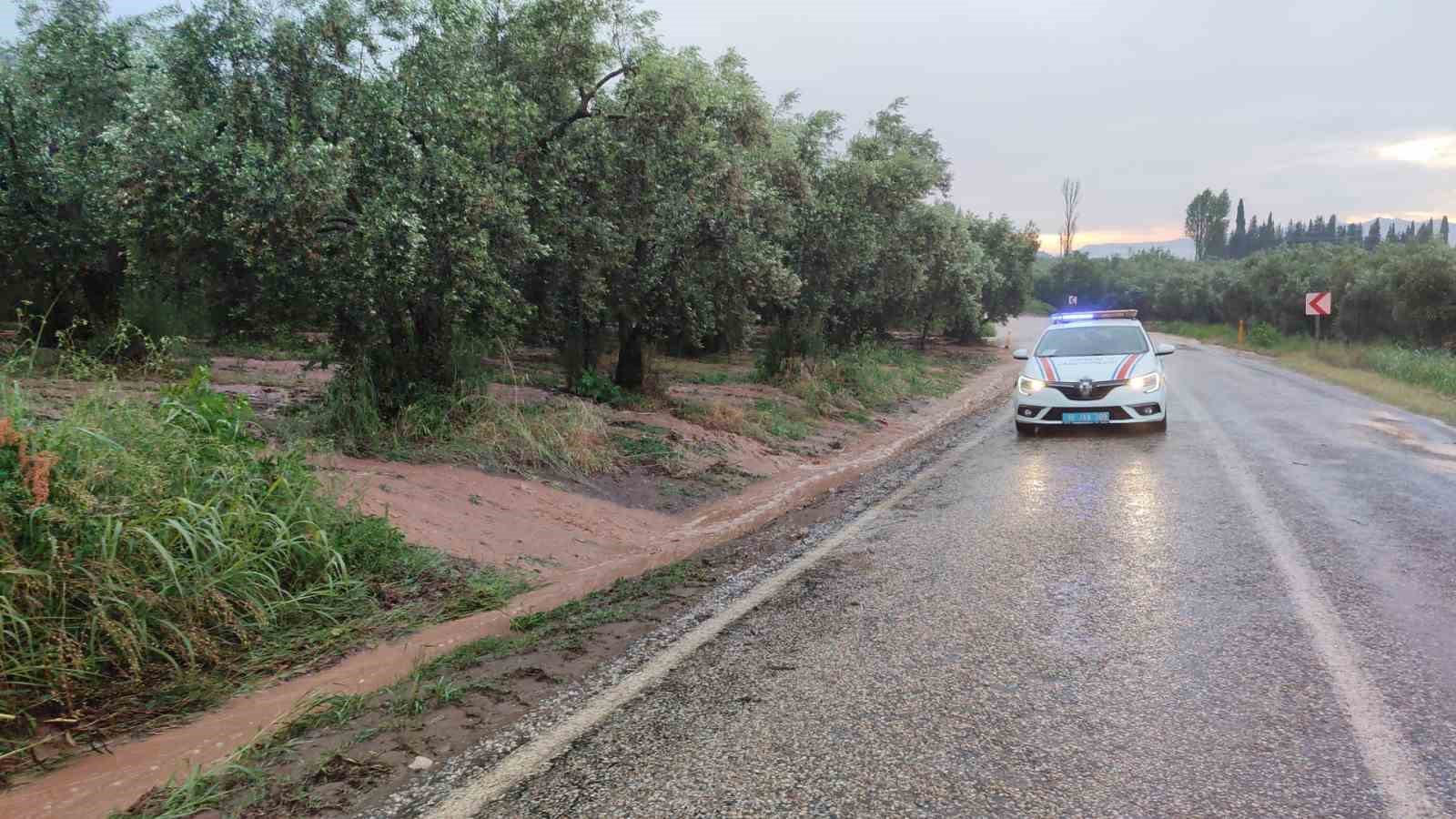 Orhangazi sele teslim oldu, yollar kapandı, evleri su batı