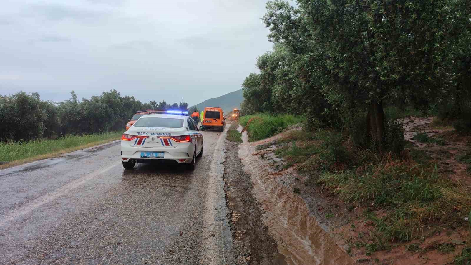 Orhangazi sele teslim oldu, yollar kapandı, evleri su batı