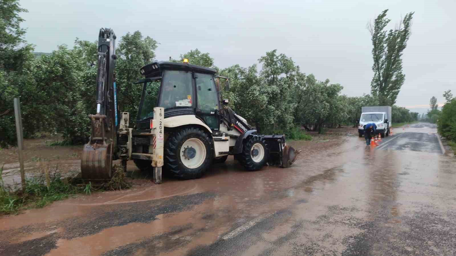 Orhangazi sele teslim oldu, yollar kapandı, evleri su batı