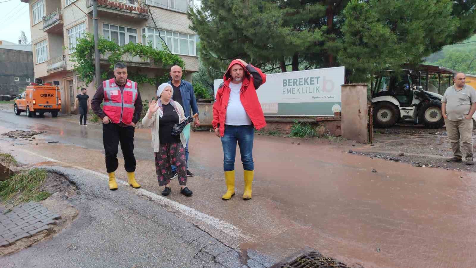 Orhangazi sele teslim oldu, yollar kapandı, evleri su batı