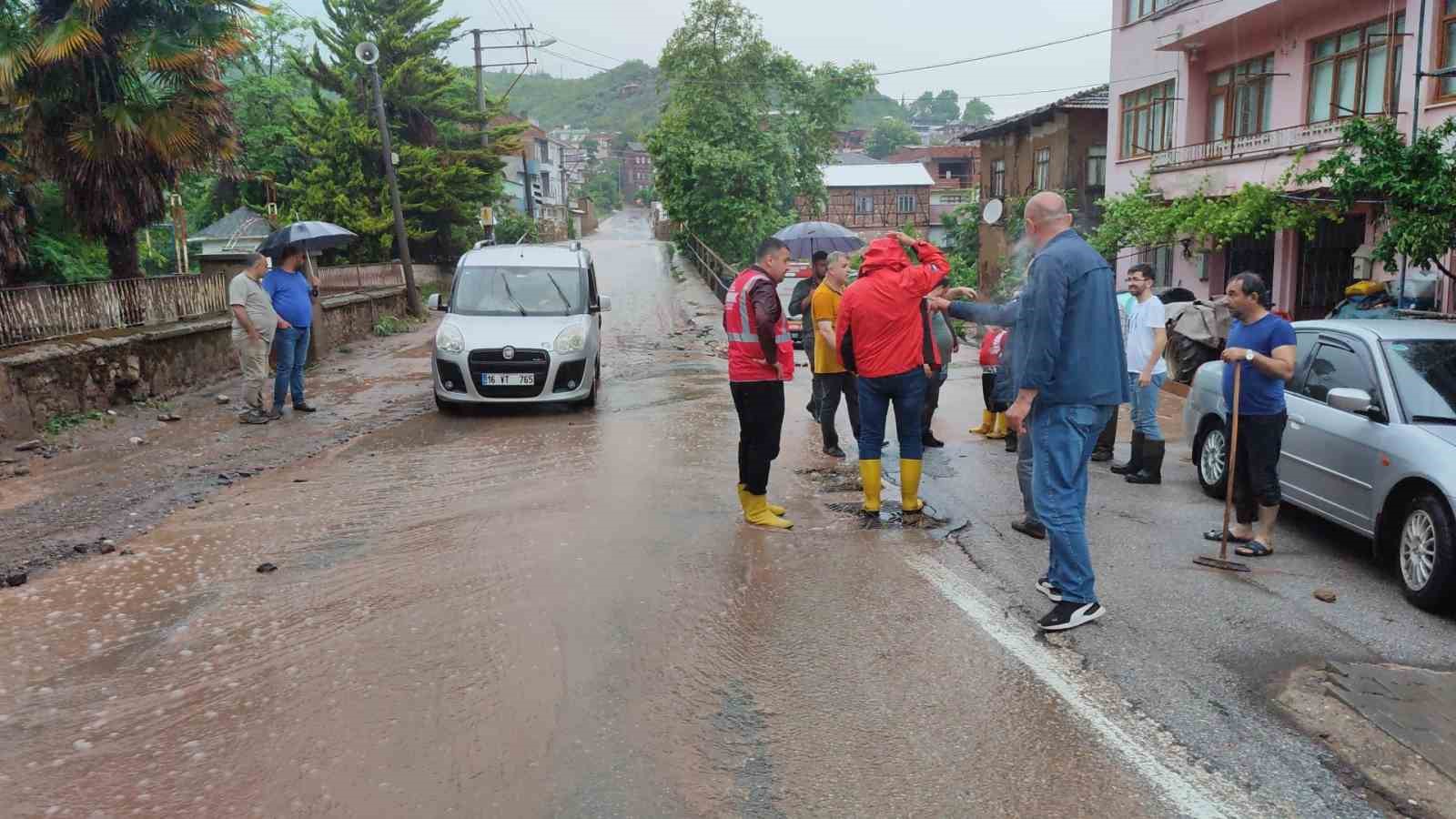 Orhangazi sele teslim oldu, yollar kapandı, evleri su batı