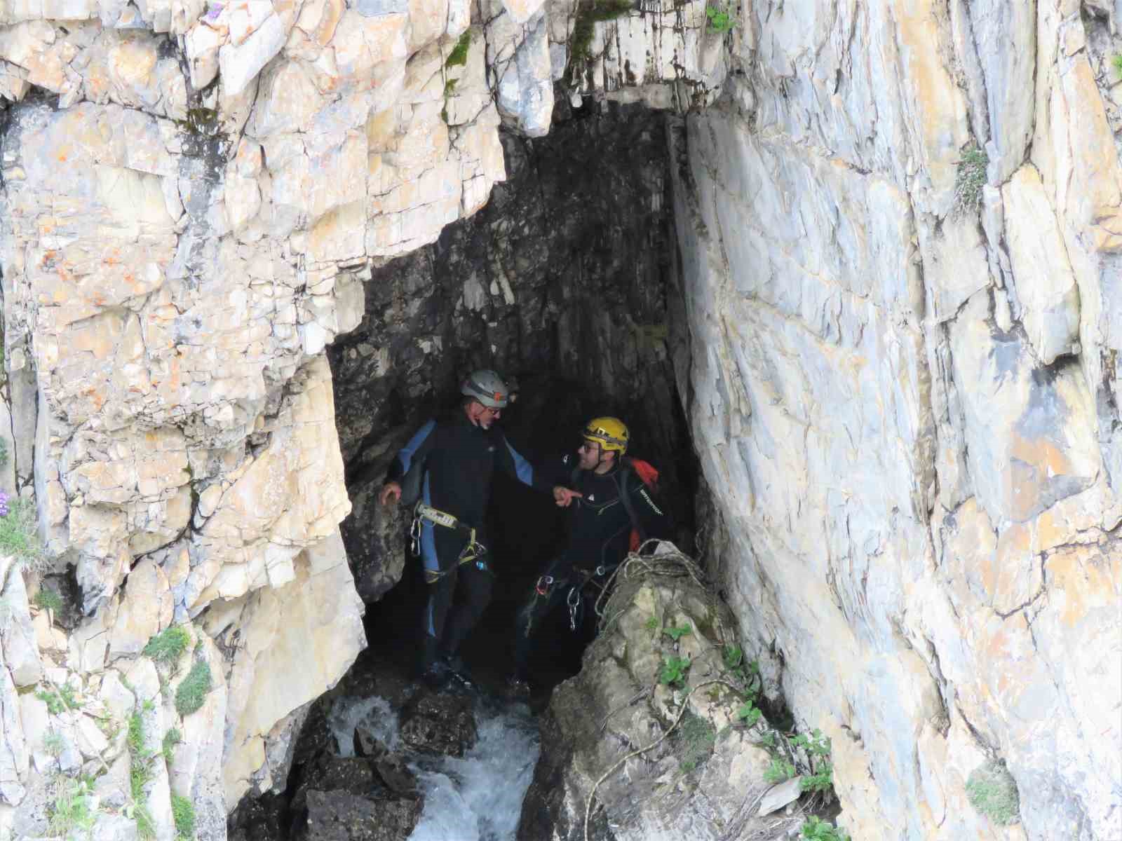 (Özel) Uludağ’da kar sularının eridiği mağarada ölümüne macera