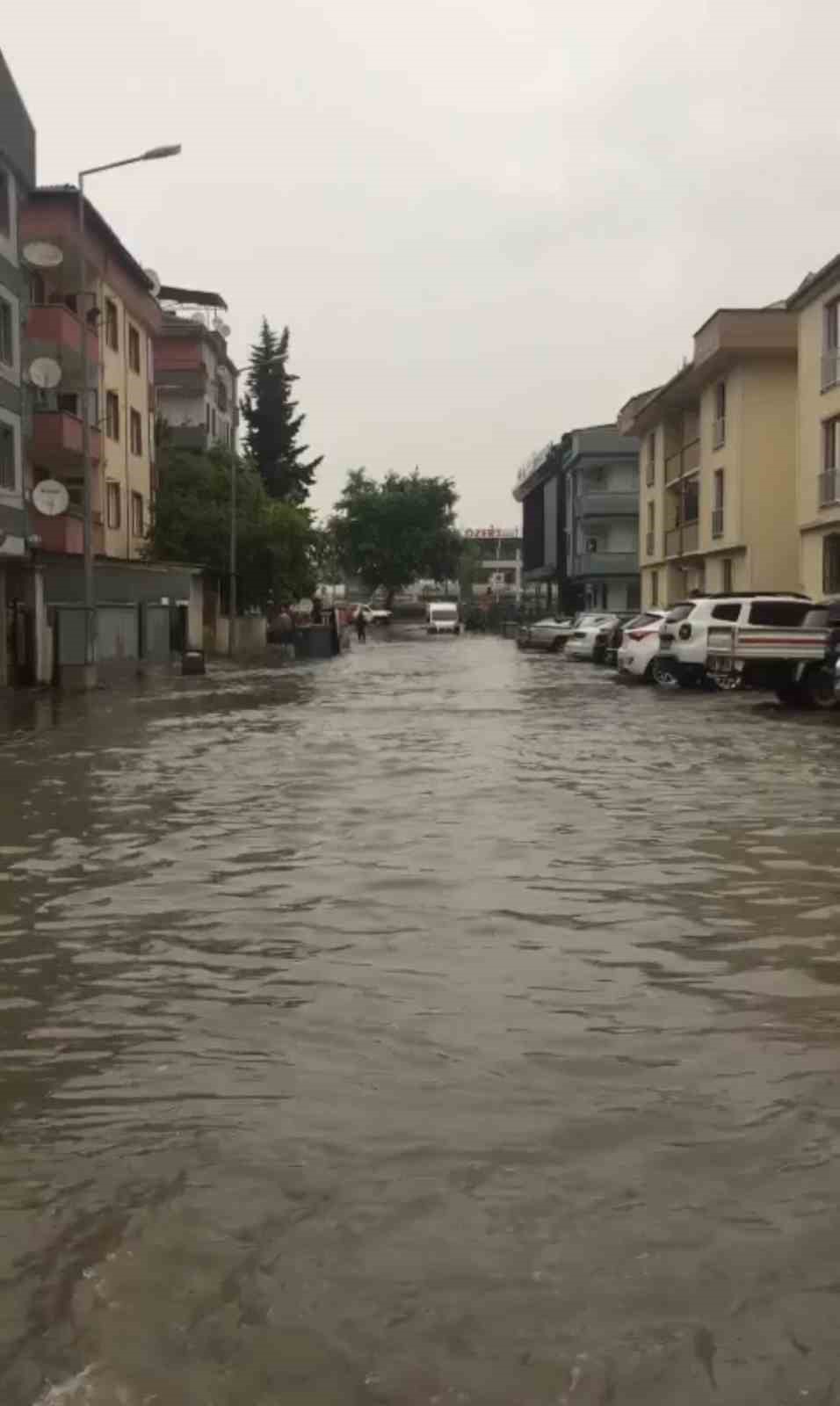 Bursa’da şiddetli yağmur hayatı olumsuz etkiledi