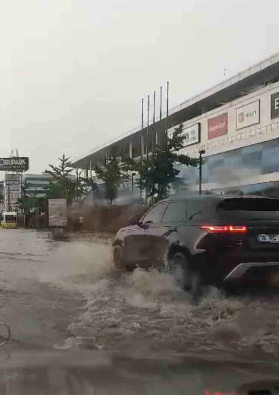 Bursa’da şiddetli yağmur hayatı olumsuz etkiledi