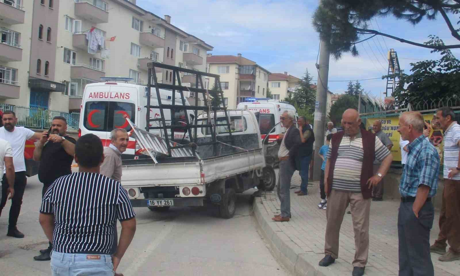 Para taşıyan banka minibüsü ile kamyonet çarpıştı: 2 yaralı