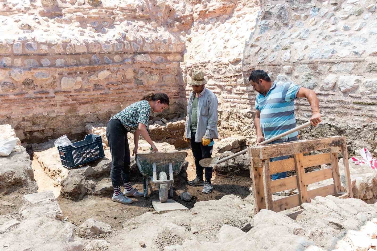 Tarihi İznik surlarında ‘mezarlık’ gizemi