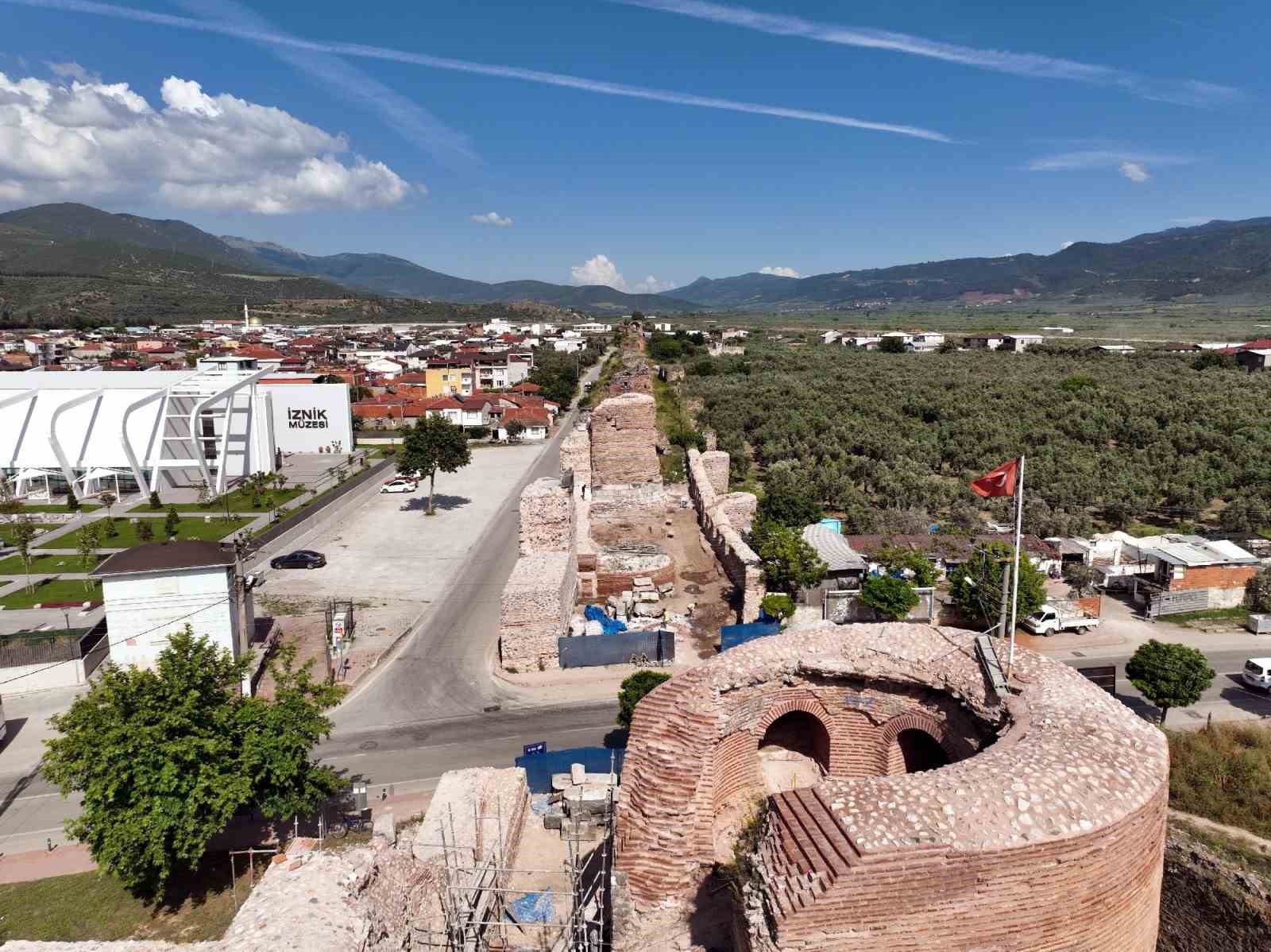 Tarihi İznik surlarında ‘mezarlık’ gizemi