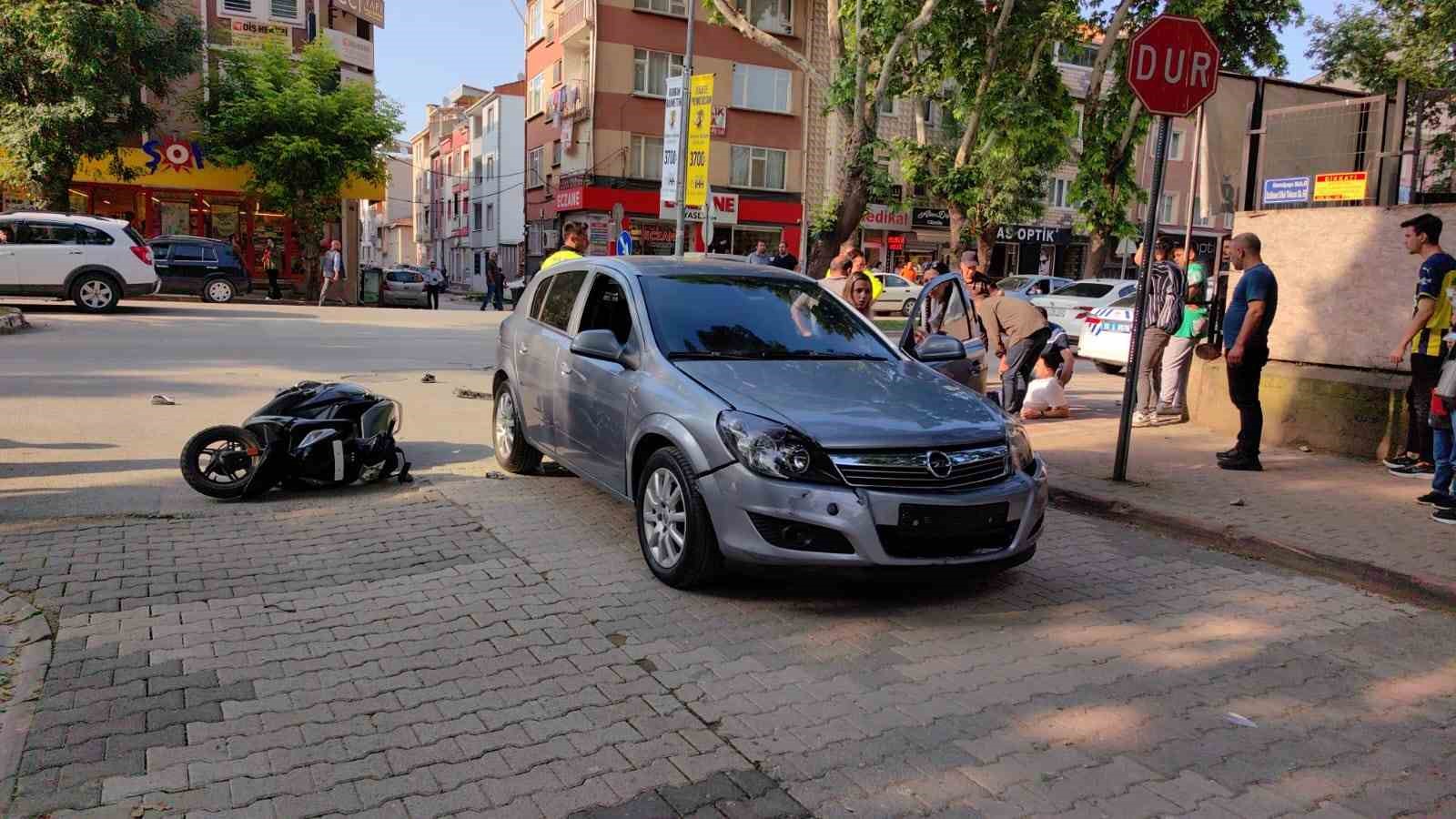 Kazaya karışan kadın sürücü gözyaşlarına boğuldu: 2 yaralı